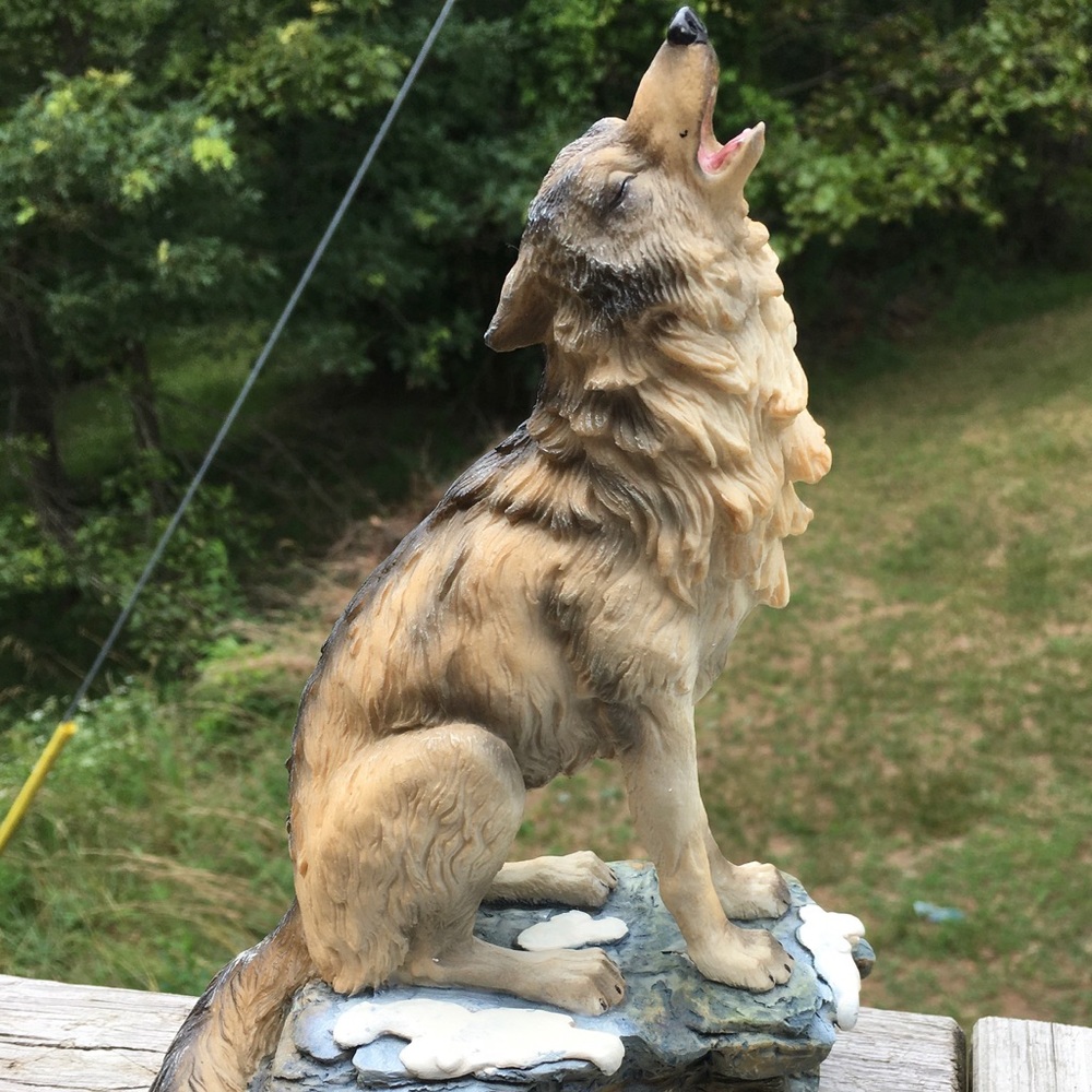 Wolf Figurine Hard Resin VTG NIB